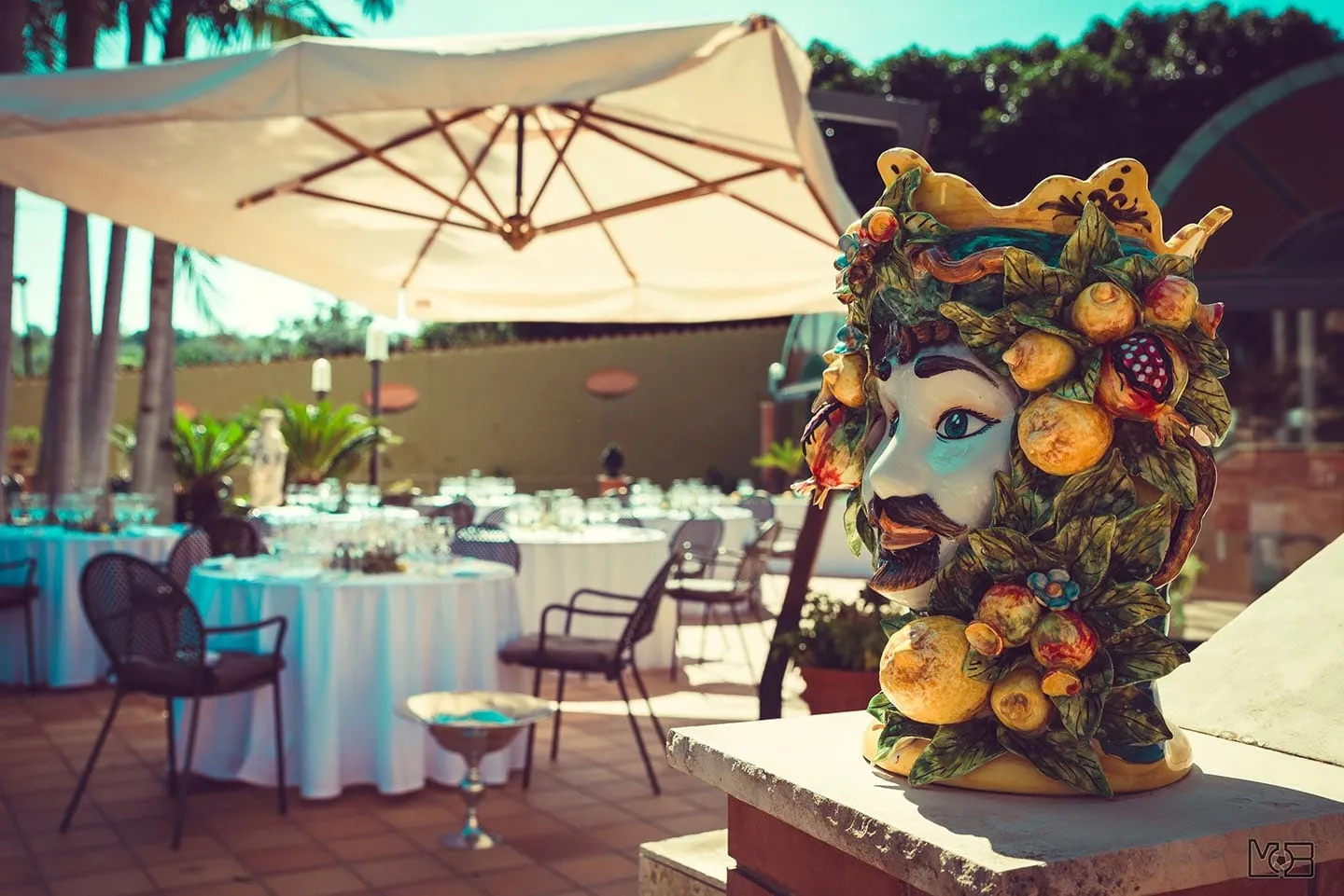 Mesa preparada junto a la piscina con vistas al mar