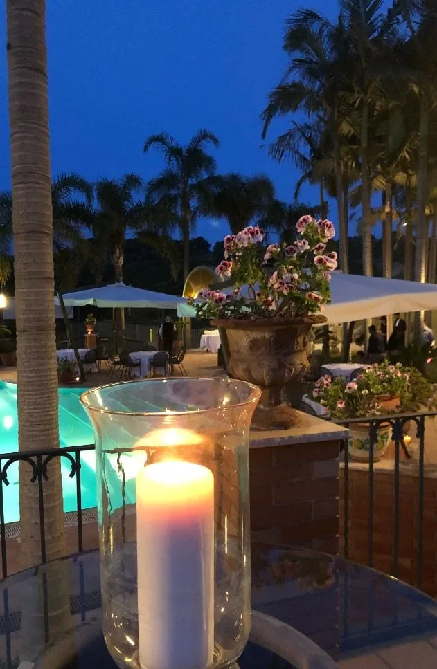 Mesas con manteles blancos junto a la piscina