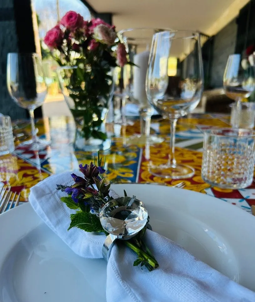 Mesa para los invitados entre las palmeras