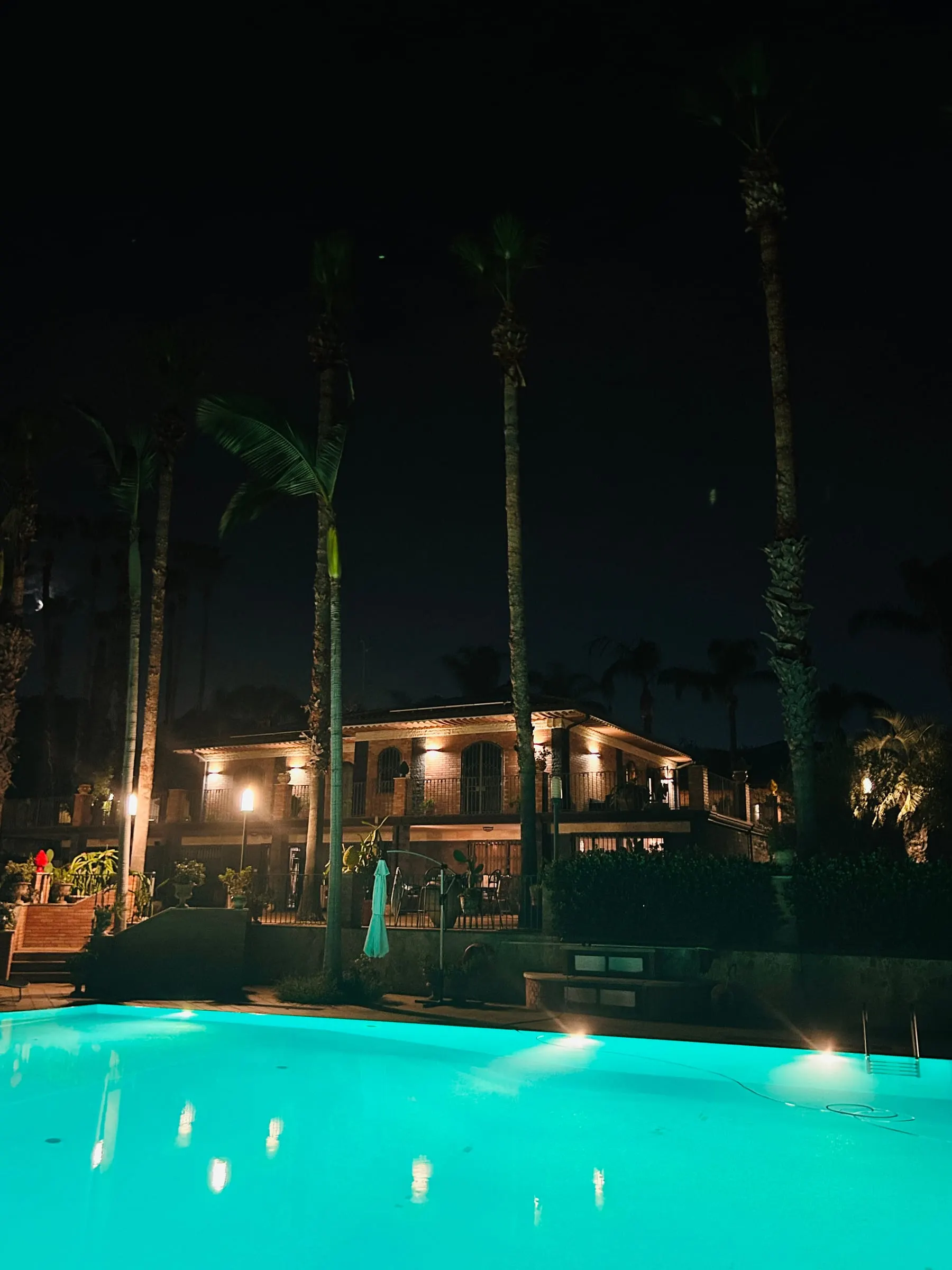 La piscina illuminata di sera