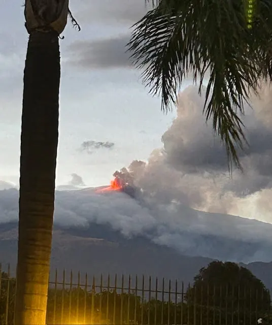 L'Etna in eruzione al crepuscolo, visto dalla villa