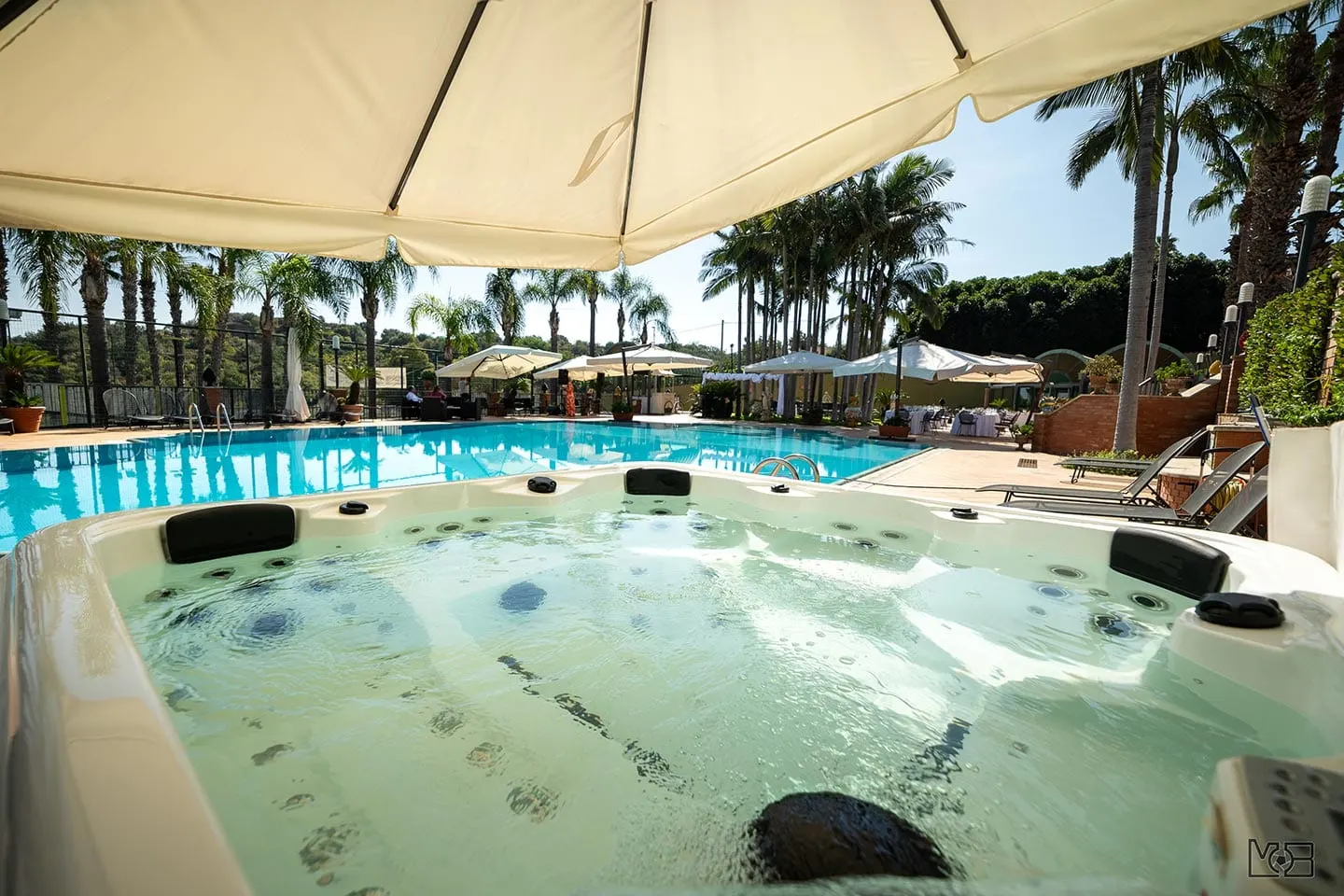 Vasca idromassaggio a bordo piscina