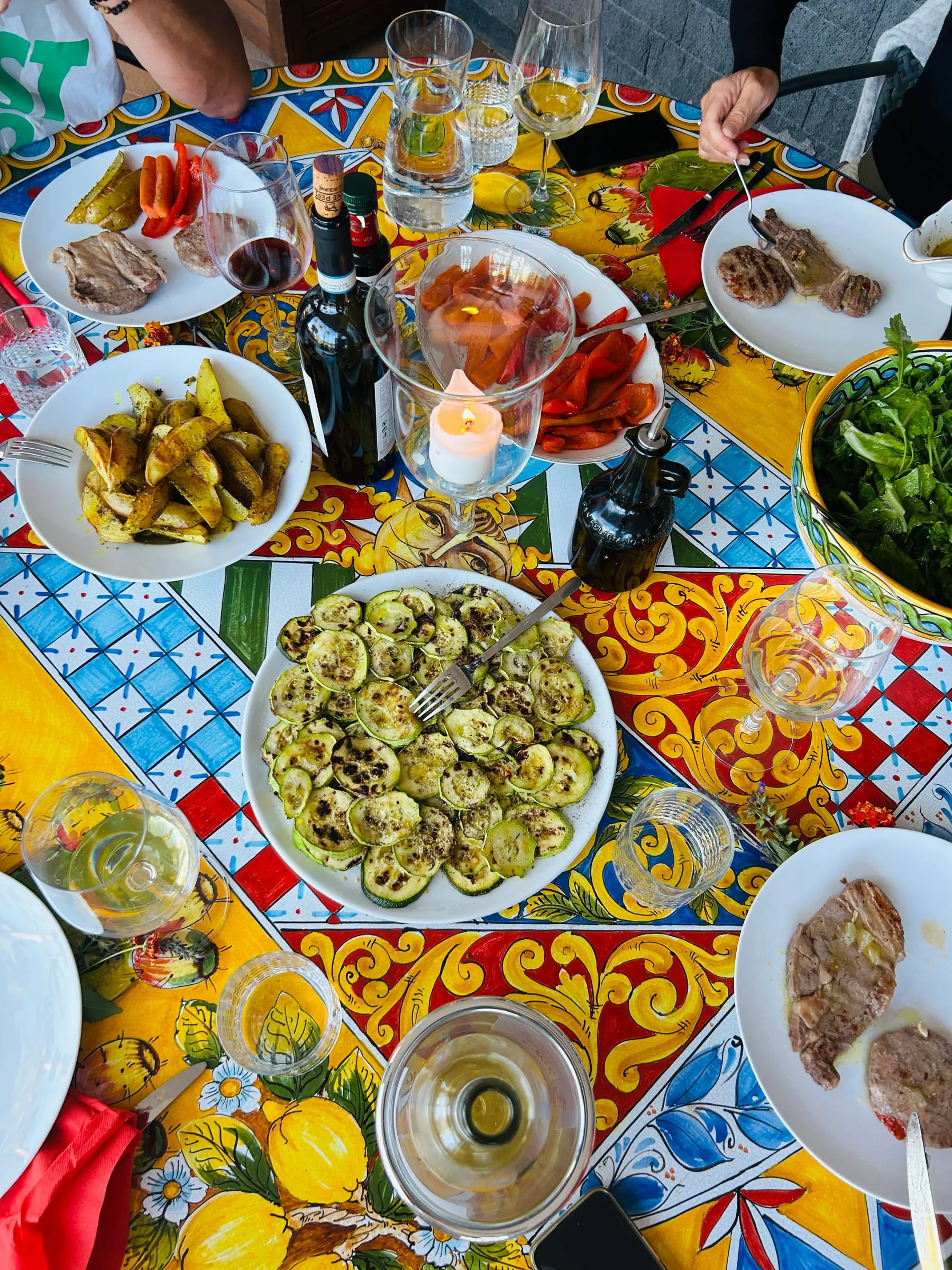 Tavolata di piatti siciliani sul tavolo in maiolica