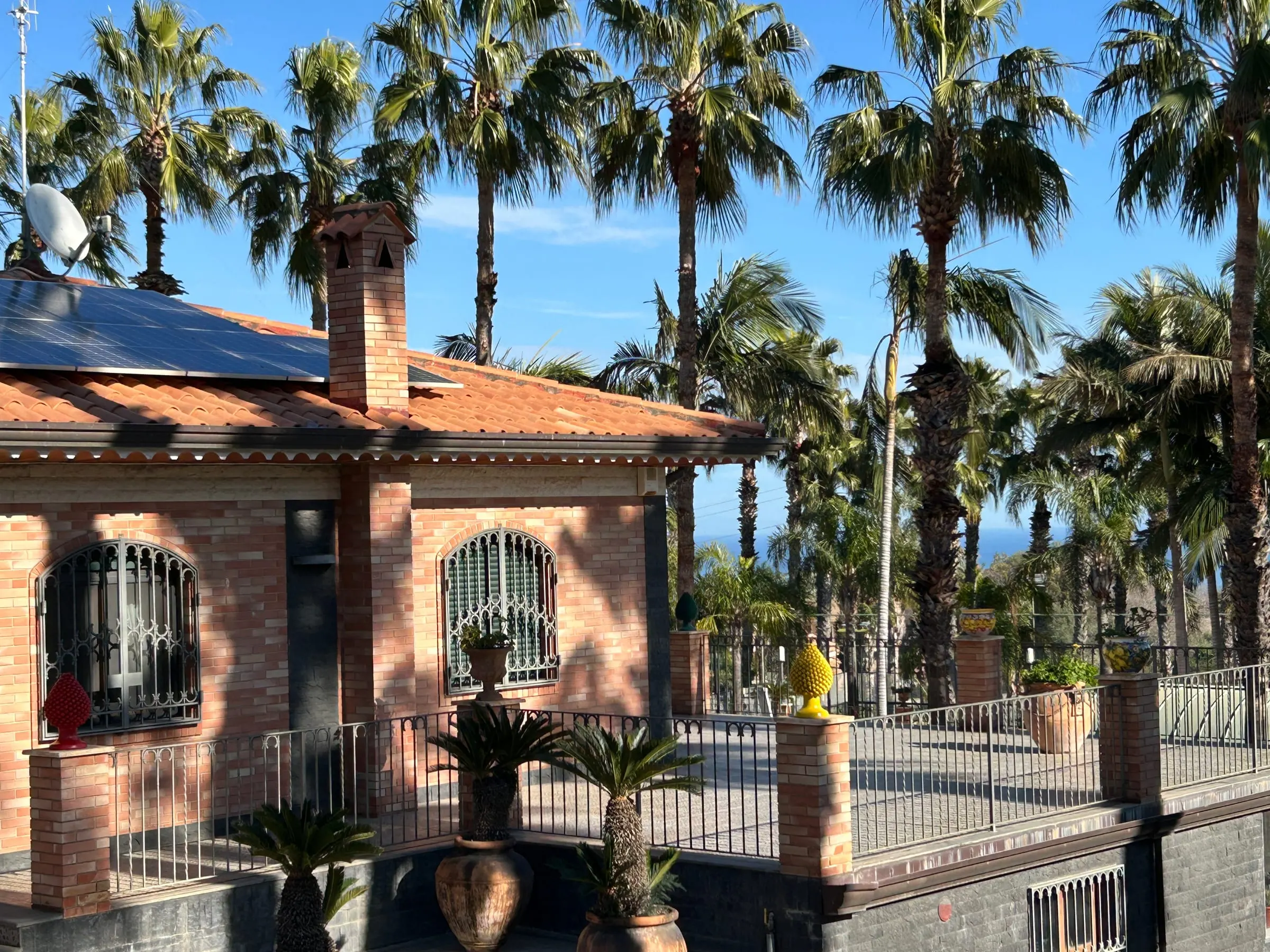 La dependance in mattoni tra le palme