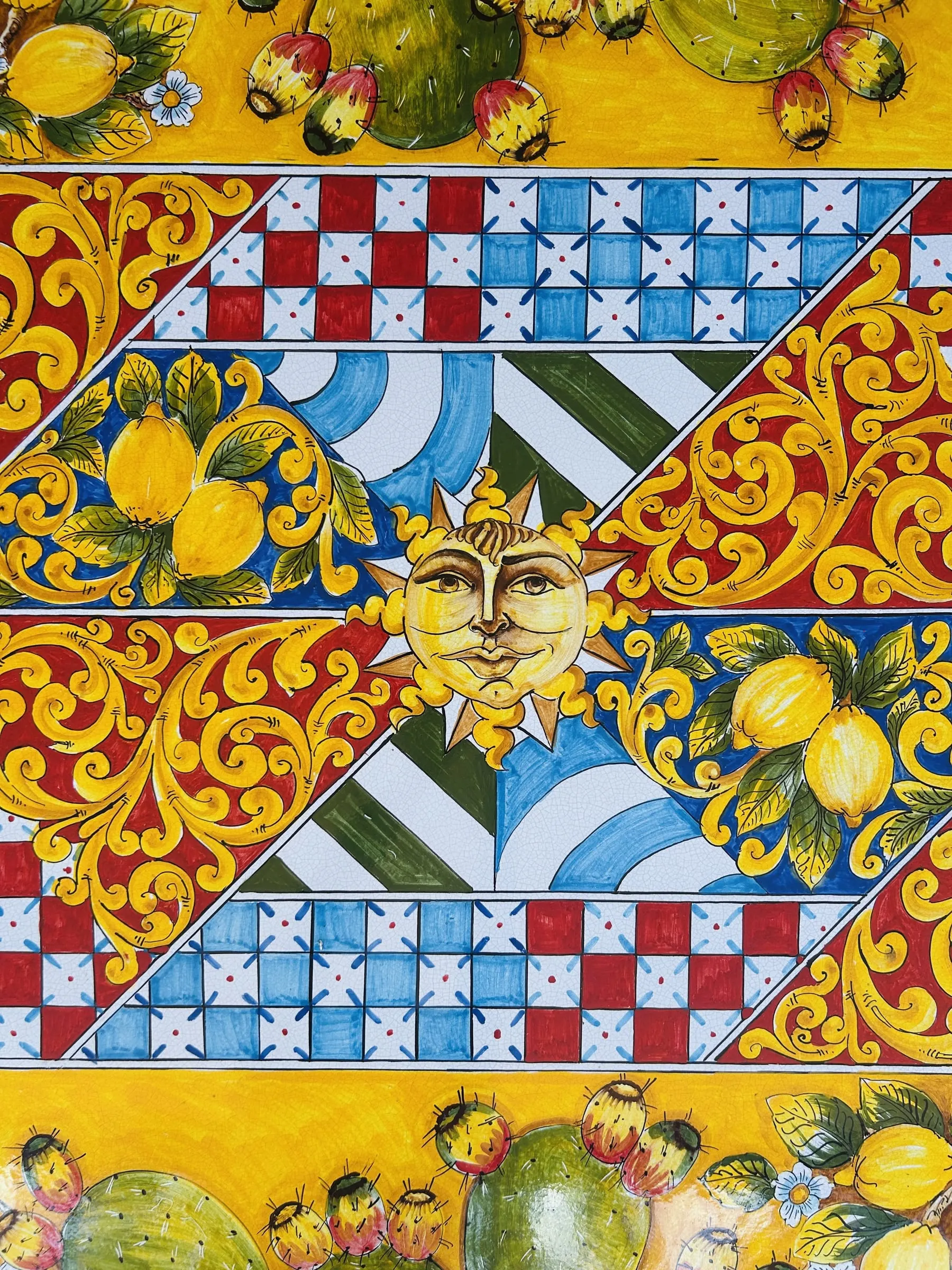 Dettaglio del tavolo in ceramica siciliana