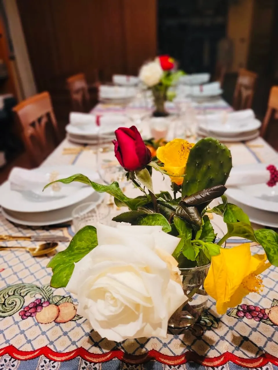 Tavola apparecchiata con rose