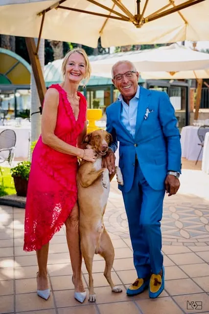 Ospiti con il loro cane sotto gli ombrelloni
